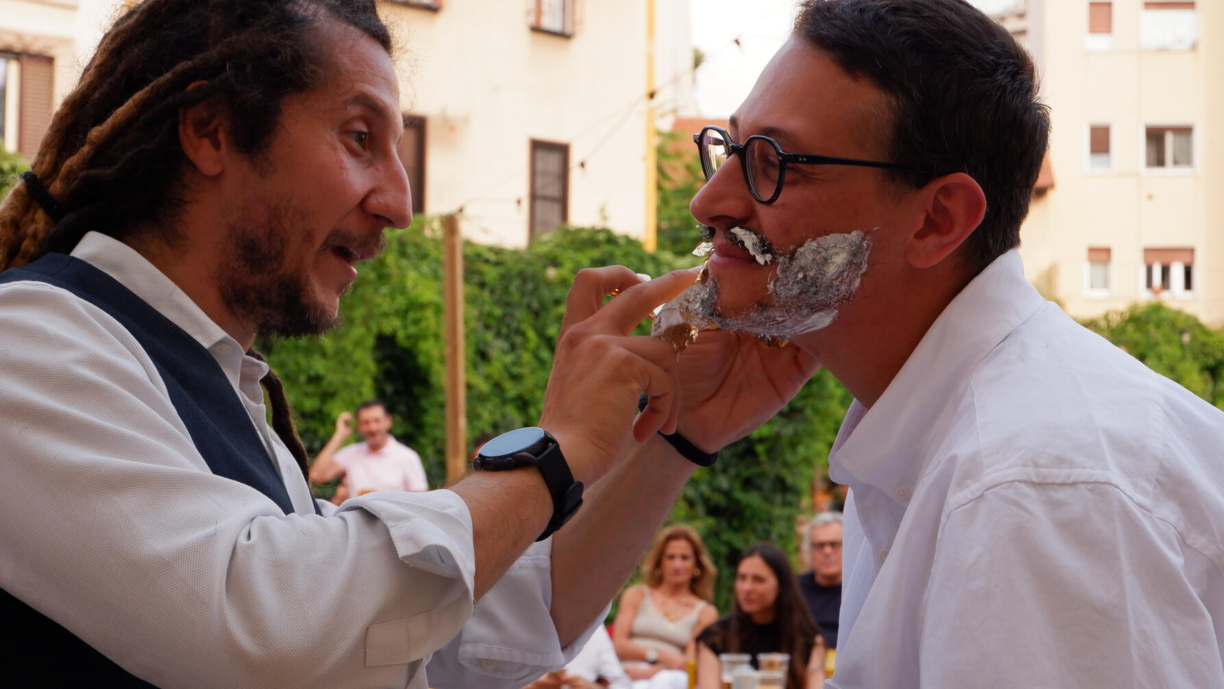 Filippo Riniolo's performance “Una corona a testa in giù”